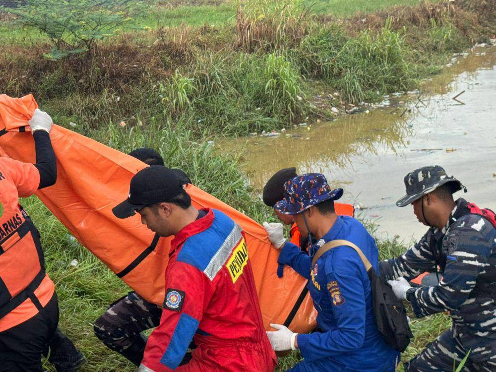 Tim SAR gabungan mengevakuasi jasad Muhammad Ikhsan (2), balita yang dilaporkan hilang terseret arus parit sejak Selasa (27/5/2025) kemarin. (Dok. Kantor SAR Balikpapan)
