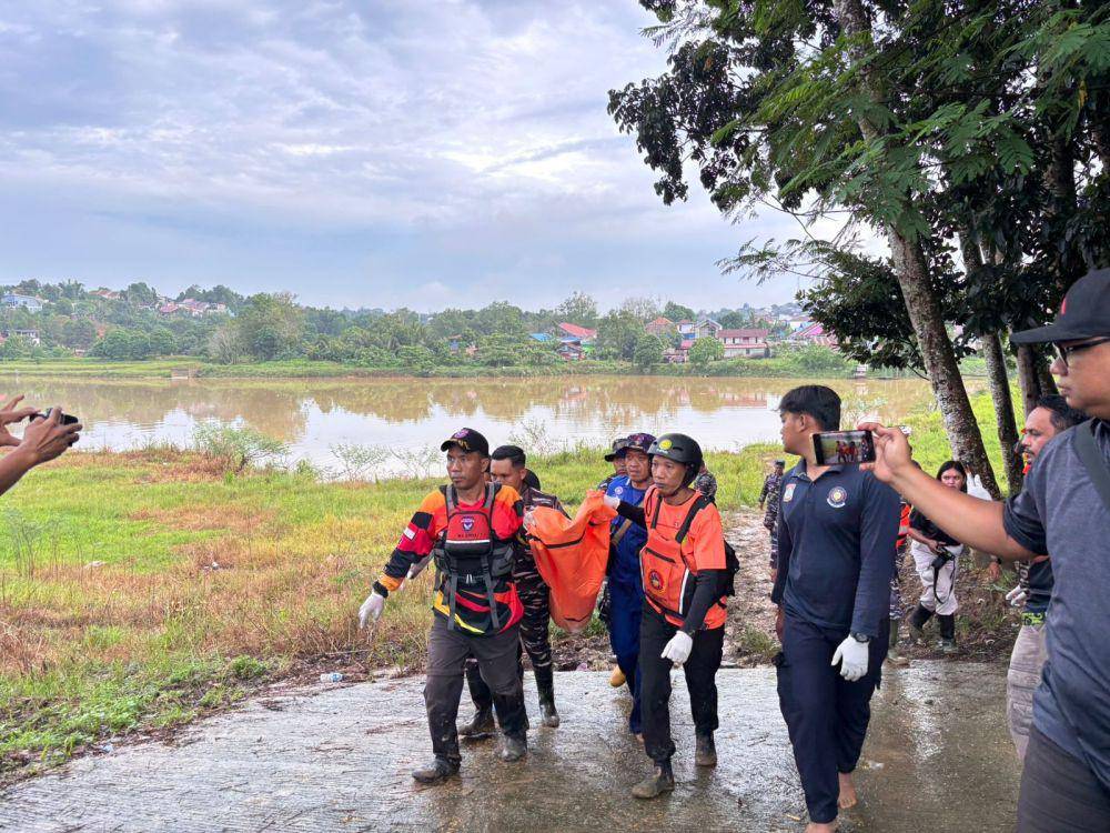 Tim SAR gabungan mengevakuasi jasad Muhammad Ikhsan (2), balita yang dilaporkan hilang terseret arus parit sejak Selasa (27/5/2025) kemarin. (Dok. Kantor SAR Balikpapan)