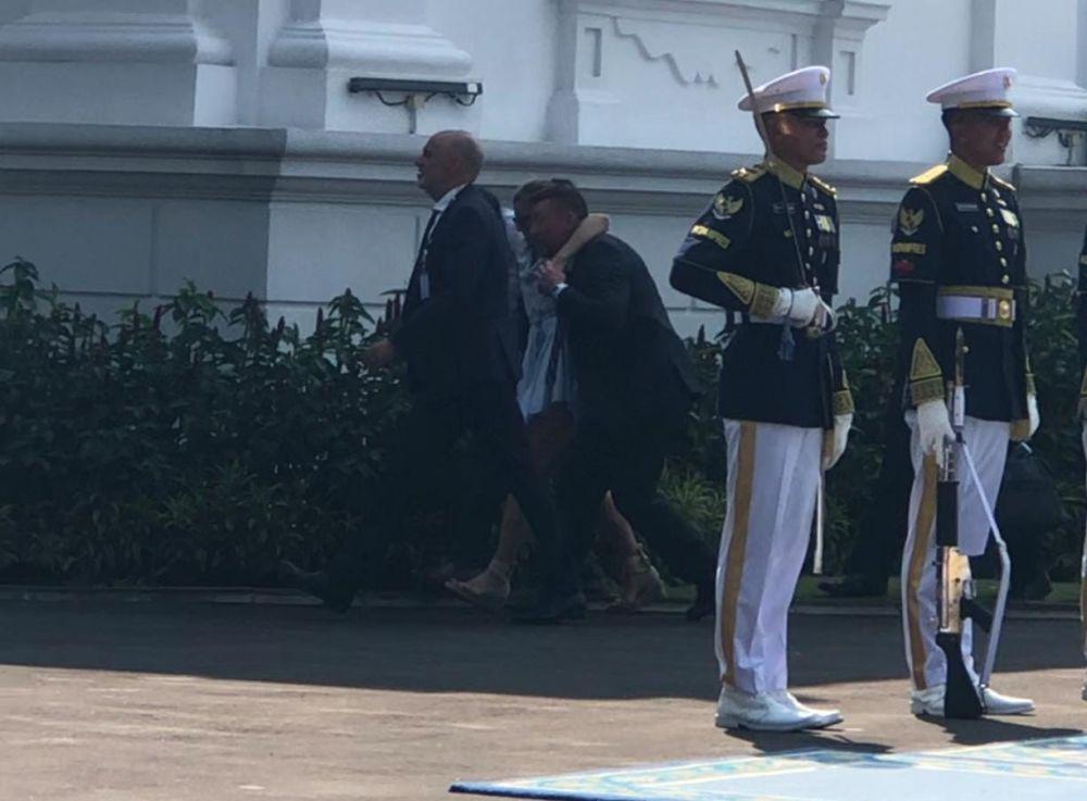 Detik-detik Delegasi Prancis Jatuh Usai Salaman dengan Prabowo