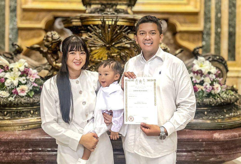 Balita asal Yogyakarta menerima Sakramen Baptis di Basilika Santo Petrus pada Senin (26/5/2025). (Dok. istimewa)