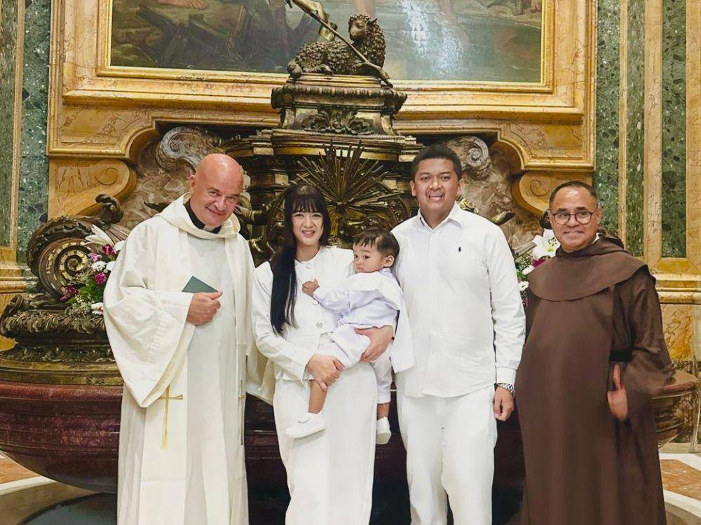 Balita asal Yogyakarta menerima Sakramen Baptis di Basilika Santo Petrus pada Senin (26/5/2025). (Dok. istimewa)