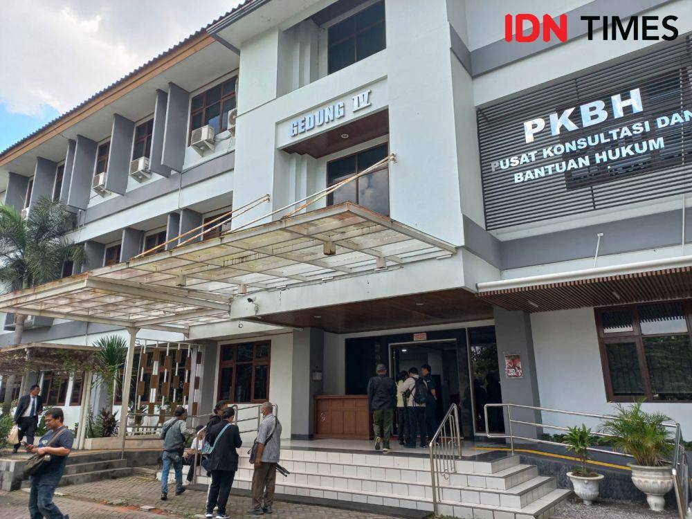 Suasana di lingkungan Pusat Konsultasi dan Bantuan Hukum FH UGM, Sleman, Yogyakarta (IDN Times/Yogie Fadila)