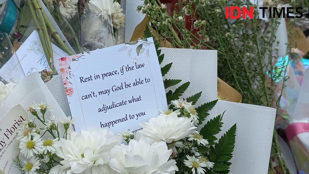 Sebuah pesan terselip di antara karangan bunga (IDN Times/Yogie Fadila)