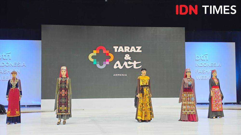 Peragaan busana dari desainer negara Armenia dalam pembukaan BTN Indonesia Fashion Week 2025 pada Rabu (28/5/2025) di Plenary Hall, Jakarta Convention Center. (IDN Times/Febriyanti Revitasari)