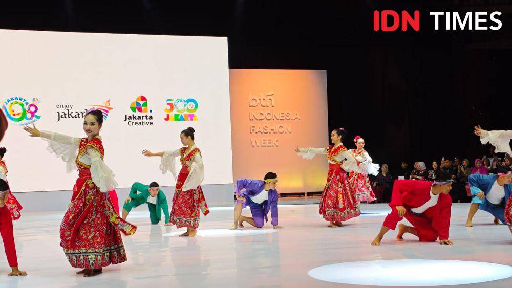 Tarian Nanda Abnon by Teater Abnon dalam pembukaan BTN Indonesia Fashion Week 2025 pada Rabu (28/5/2025) di Plenary Hall, Jakarta Convention Center. (IDN Times/Febriyanti Revitasari)