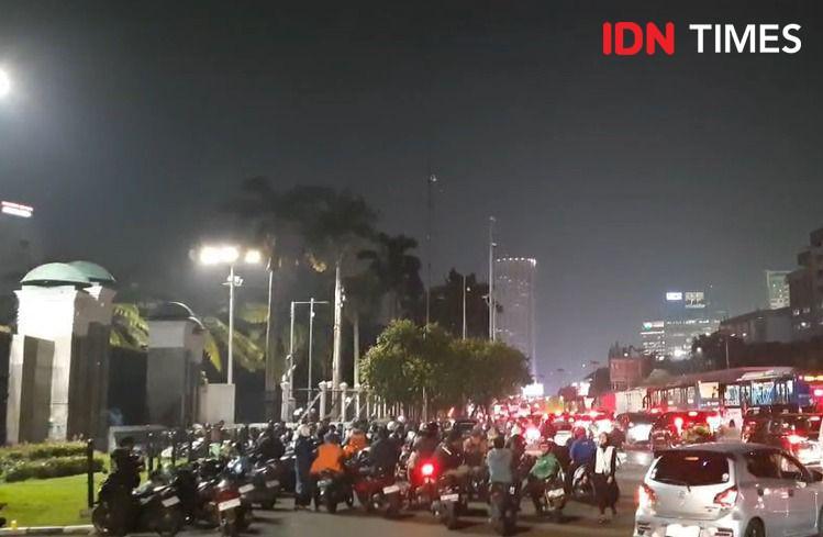 Jakarta Macet Parah, Motor Parkir di Depan Gedung DPR