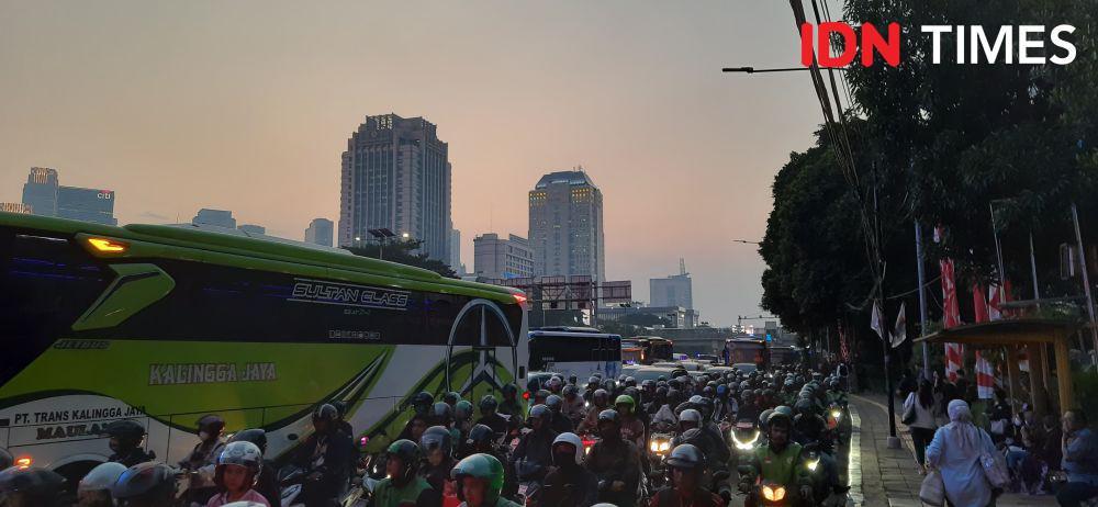 Warga Terjebak Macet saat Naik TJ Hampir 2 Jam: Lapar, Mau Nangis