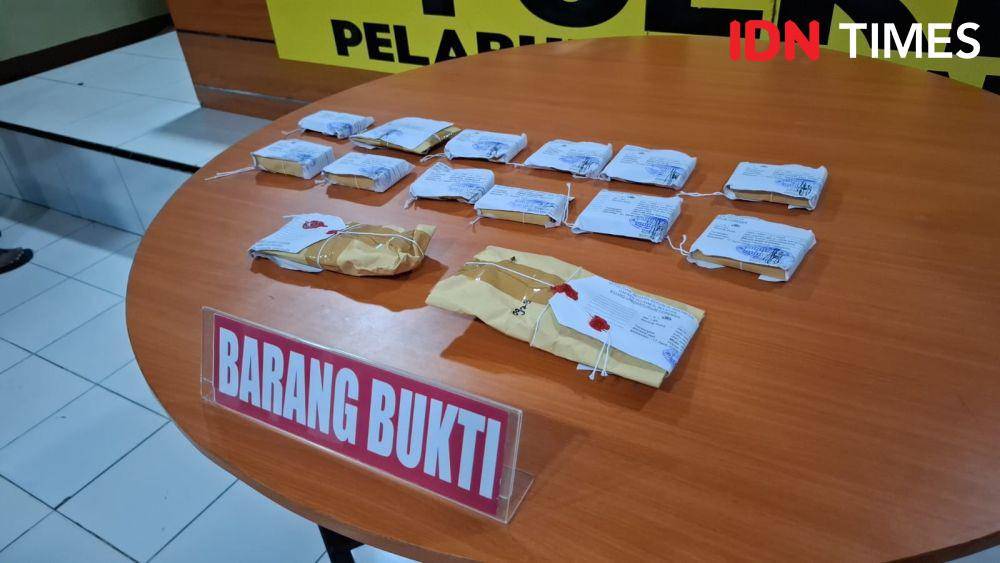 Polres Pelabuhan Makassar menyita barang bukti narkotika, Rabu (28/5/2025). IDN Times/Darsil Yahya