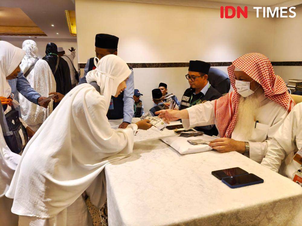 Syekh Dr Abdul Latief Muhammad Balthu, Pengelola Wakaf Baitul Asyi saat membagikan wakaf kepada jemaah haji asal Aceh di Makkah, Arab Saudi, Rabu (28/5/2025). (Media Center Haji/Rochmanudin)