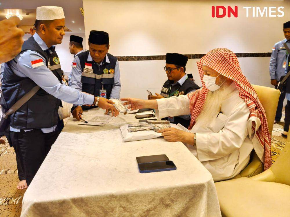 Syekh Dr Abdul Latief Muhammad Balthu, Pengelola Wakaf Baitul Asyi saat membagikan wakaf kepada petugas haji asal Aceh di Makkah, Arab Saudi, Rabu (28/5/2025). (Media Center Haji/Rochmanudin)