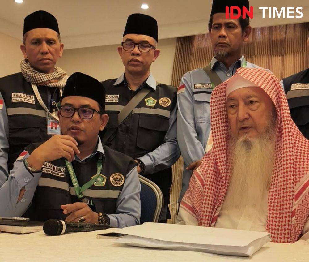 Syekh Dr Abdul Latief Muhammad Balthu, Pengelola Wakaf Baitul Asyi saat membagikan wakaf kepada jemaah haji asal Aceh di Makkah, Arab Saudi, Rabu (28/5/2025). (Media Center Haji/Rochmanudin)