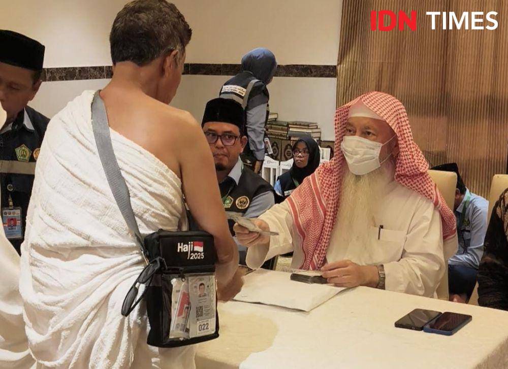 Syekh Dr Abdul Latief Muhammad Balthu, Pengelola Wakaf Baitul Asyi saat membagikan wakaf kepada jemaah haji asal Aceh di Makkah, Arab Saudi, Rabu (28/5/2025). (Media Center Haji/Rochmanudin)