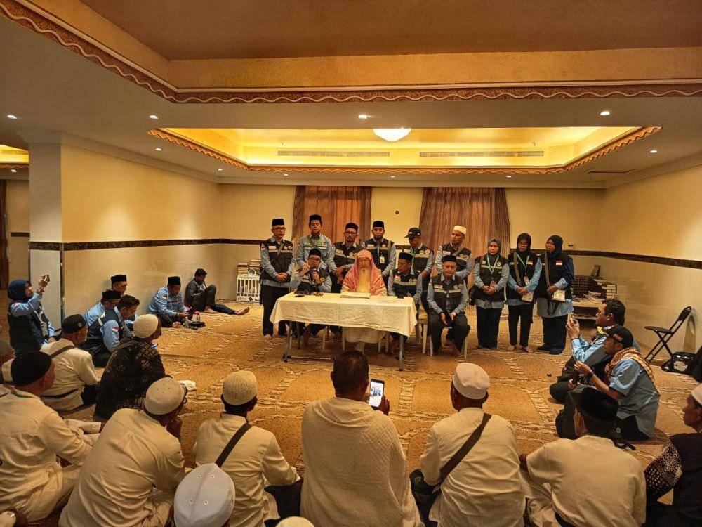 Syekh Dr Abdul Latief Muhammad Balthu, Pengelola Wakaf Baitul Asyi saat memberikan wasilah kepada jemaah haji asal Aceh di Makkah, Arab Saudi, Rabu (28/5/2025). (Media Center Haji/Rochmanudin)