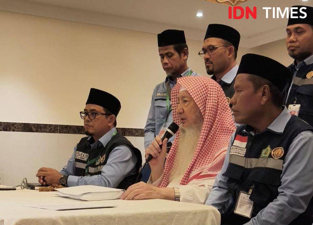 Syekh Dr Abdul Latief Muhammad Balthu, Pengelola Wakaf Baitul Asyi saat membagikan wakaf kepada jemaah haji asal Aceh di Makkah, Arab Saudi, Rabu (28/5/2025). (Media Center Haji/Rochmanudin)