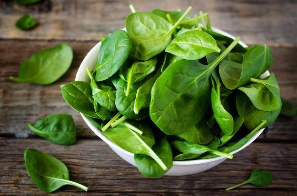 https://cdn.idntimes.com/content-images/post/20170707/white-bowl-with-fresh-spinach-leaves-4a9fef986856e78e03fd411c82e2d22d.jpg