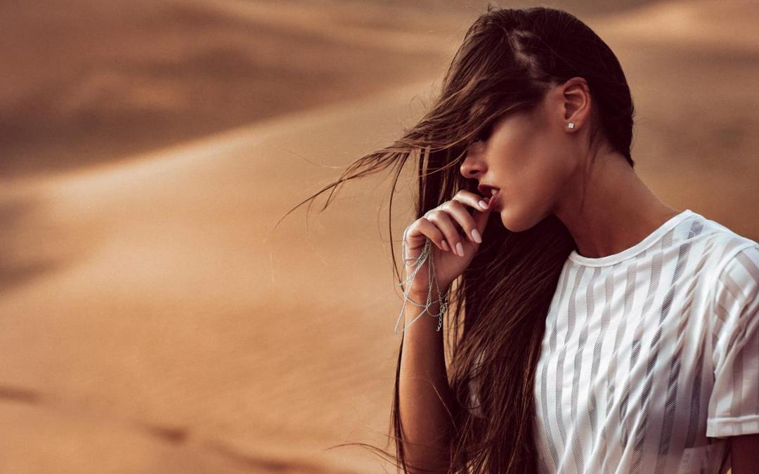 http://cdn.idntimes.com/content-images/post/20160607/wild-girl-standing-in-the-desert-long-hair-dancing-in-the-strong-wind-cffe75493a304541ca3bb44dec512dbc.jpg