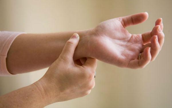 https://cdn.idntimes.com/content-images/post/20170412/wrist-acupressure-95655ee88e8f6a7dac8e30a7ca9e127a.jpg