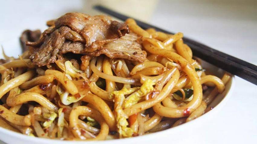 https://cdn.idntimes.com/content-images/post/20171017/yaki-udon-1364c762c0863fe1be68a347b8003a0d.jpg