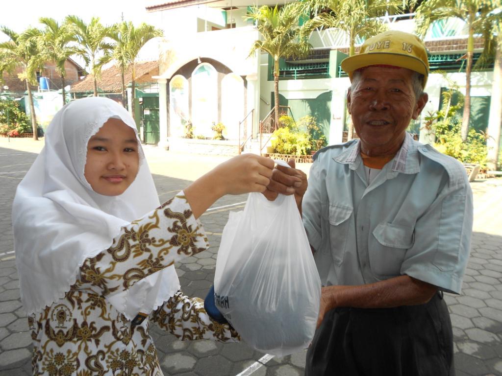 https://cdn.idntimes.com/content-images/post/20170617/zakat1-62a88611a17aee0db223f6cfdd1f9b1e.JPG