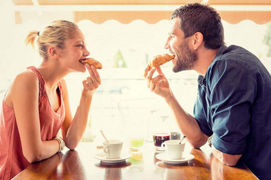 http://cdn.idntimes.com/content-images/post/20160108/06-couple-eating-1-main-1cfb1f286bc8f15387acf3b31035a247.jpg