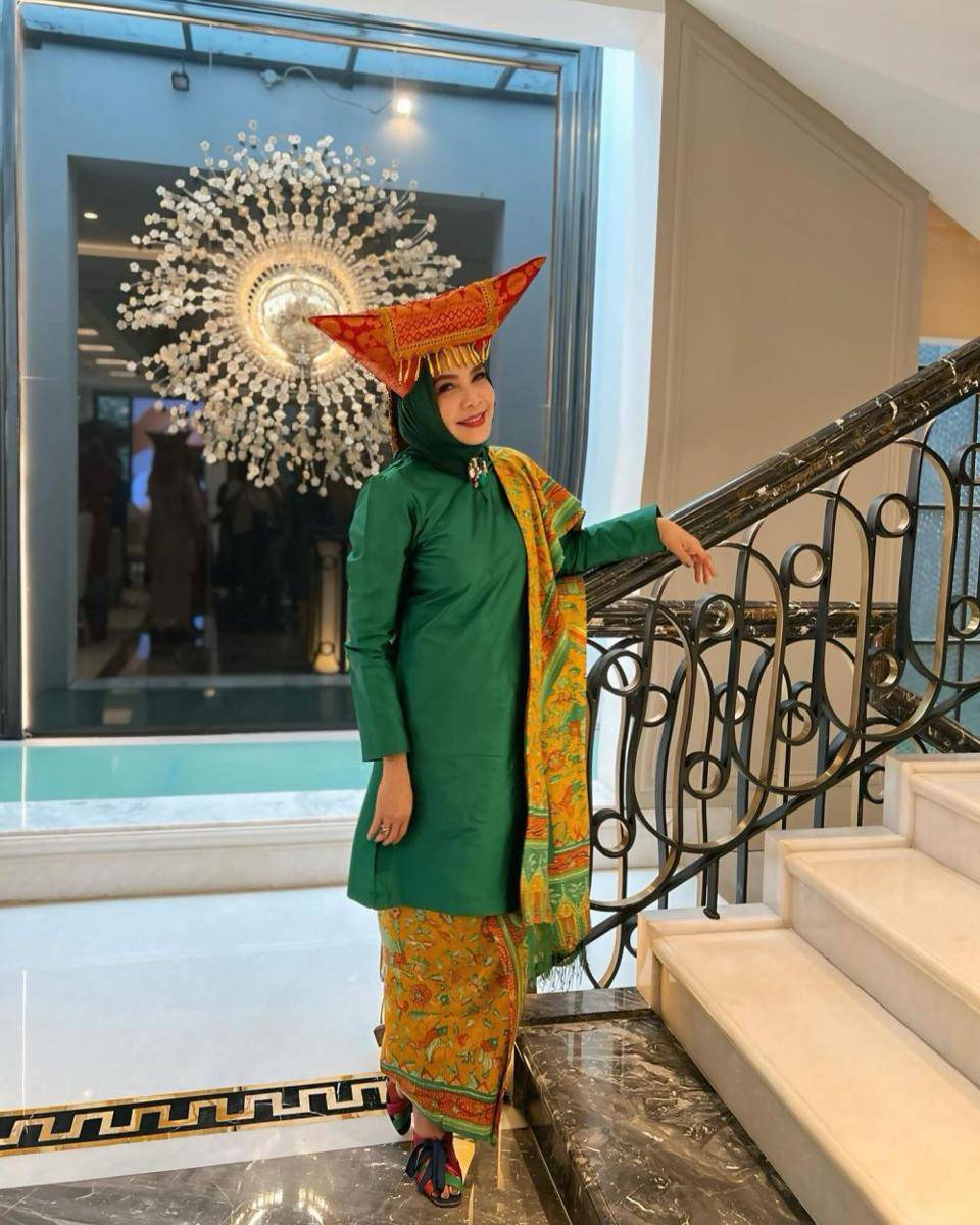Rieta Amilia dan Geng Pakai Baju Adat Sumatera Barat (Instagram.com/rieta_amilia)