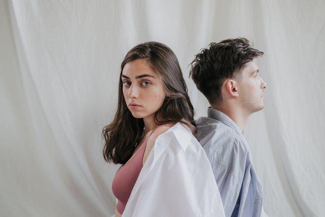 5 Tanda Kamu Diam-Diam Terjebak Emotional Dependency