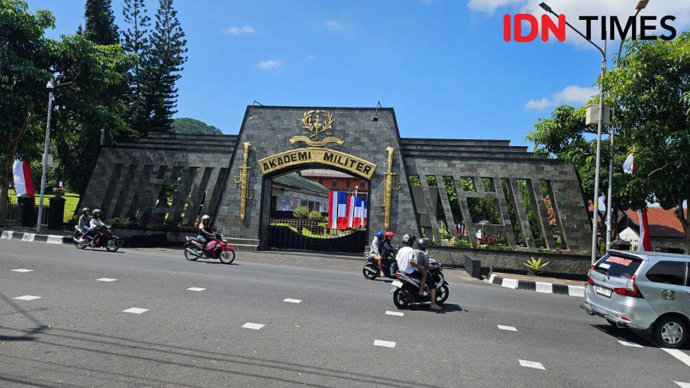 Detik-detik Kedatangan Prabowo dan Macron di Akmil,Warga Antusias Beri Sambutan
