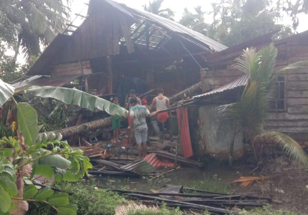 (Salah satu rumah warga yang rusak karena puting beliung) IDN Times/istimewa