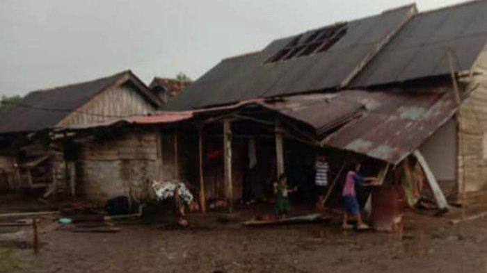 (Salah satu rumah warga yang rusak karena puting beliung) IDN Times/istimewa
