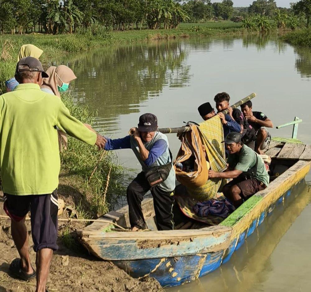 Ibu di Pandeglang Ditandu, 2 Jam Naik Perahu buat Melahirkan