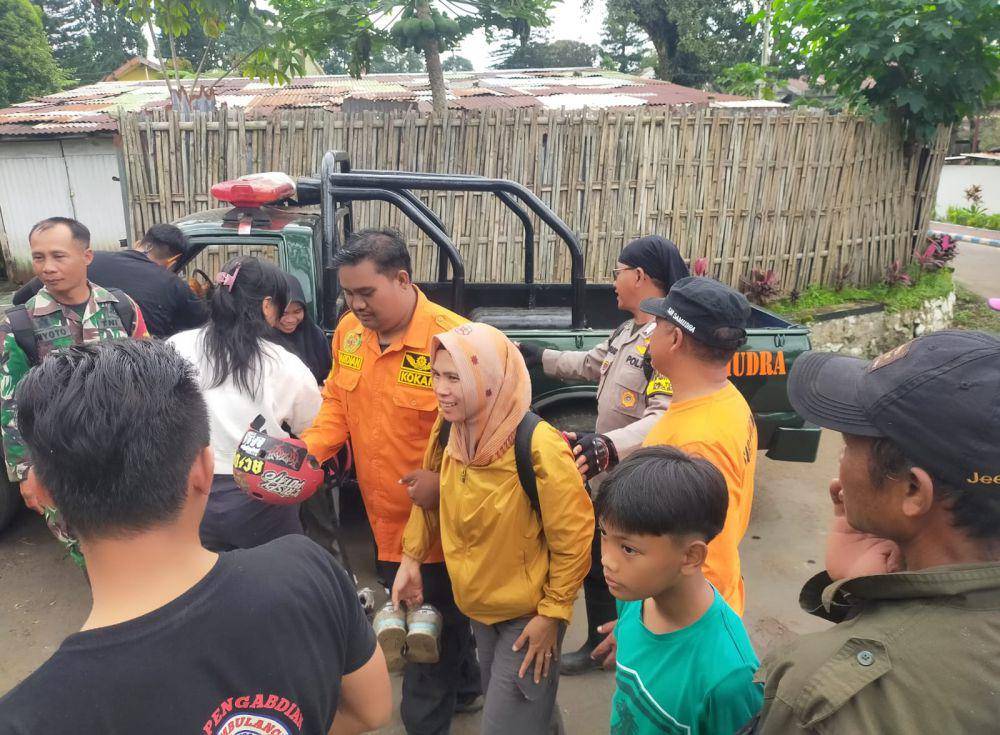 Evakuasi pendaki yang tersesat di kawasan Gunung Arjuno. (Dok. Humas Polres Malang)