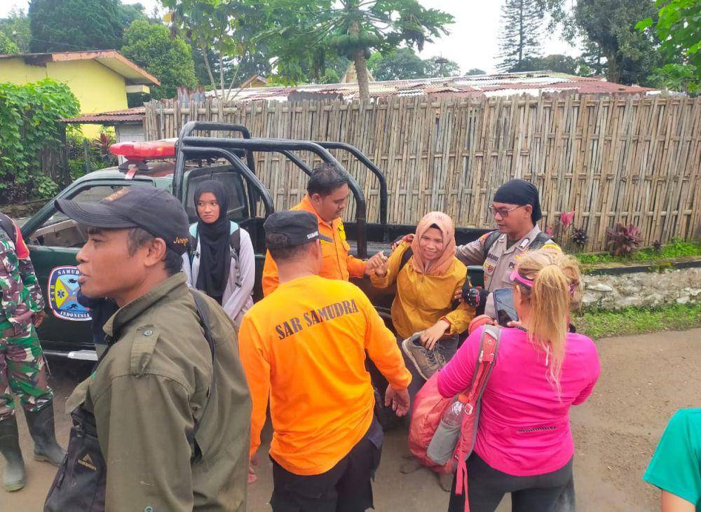 Evakuasi pendaki yang tersesat di kawasan Gunung Arjuno. (Dok. Humas Polres Malang)