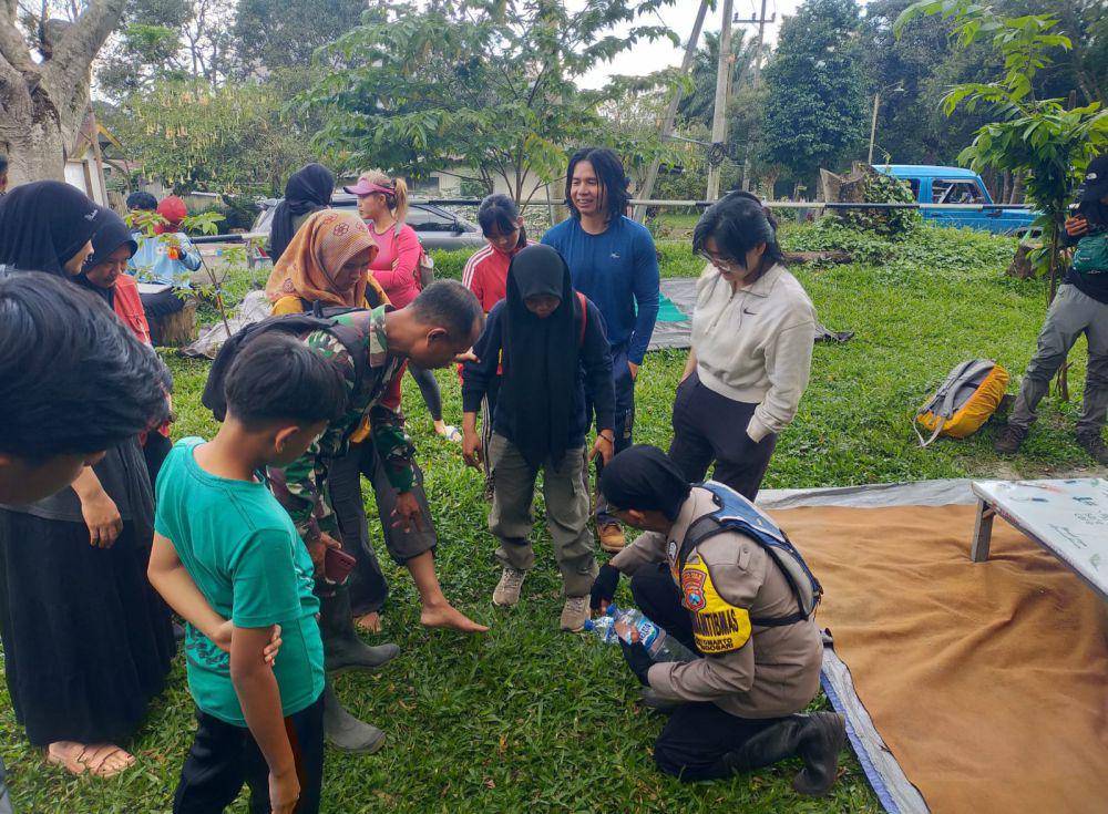 Evakuasi pendaki yang tersesat di kawasan Gunung Arjuno. (Dok. Humas Polres Malang)