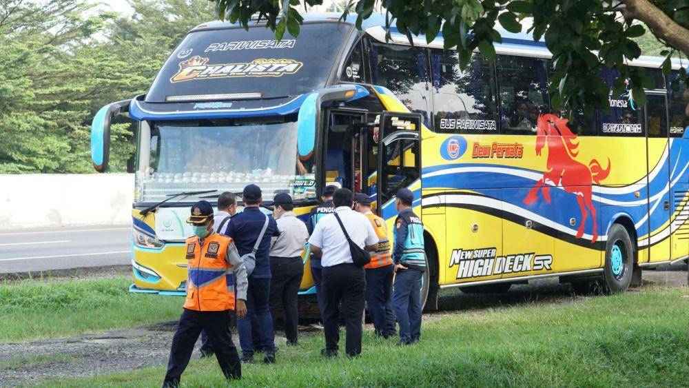 Rampcheck bus yang dilakukan Kemenhub saat libur panjang Kenaikan Yesus Kristus (dok. Kemenhub)