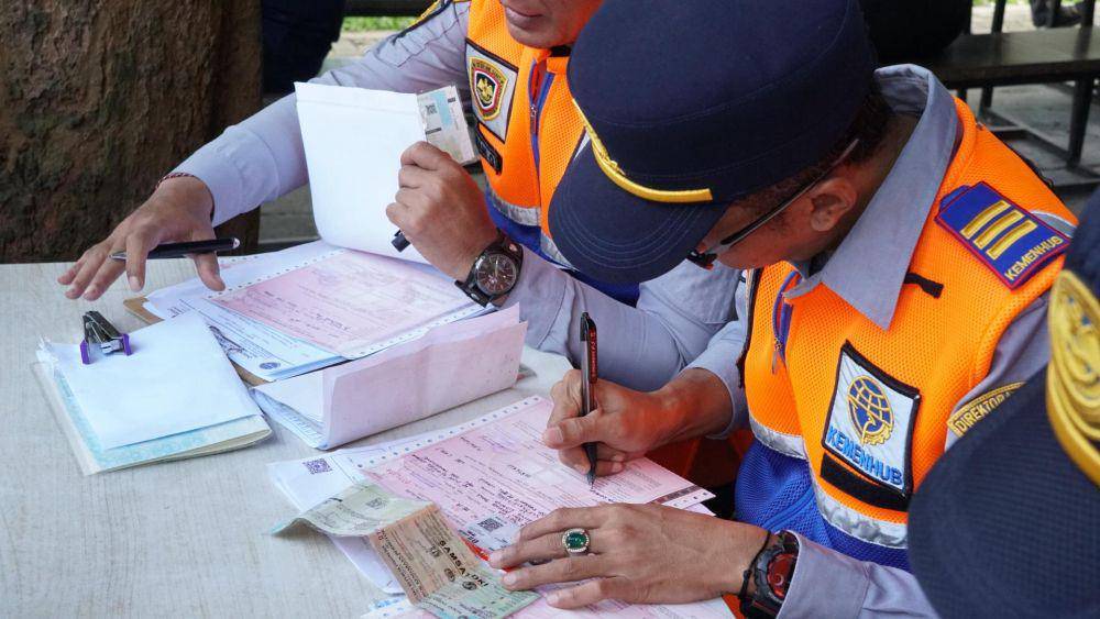 Rampcheck bus yang dilakukan Kemenhub saat libur panjang Kenaikan Yesus Kristus (dok. Kemenhub)