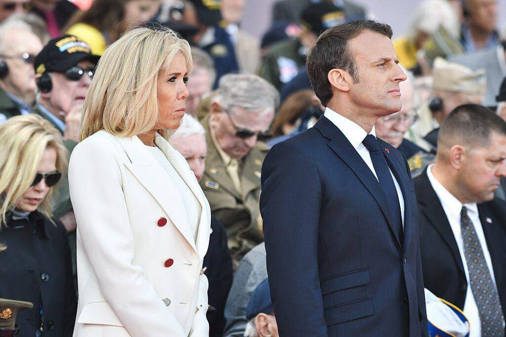 Brigitte dan Emmanuel Macron. (U.S. Army USArmyEURAF by Sgt. Henry Villarama, Public domain, via Wikimedia Commons)