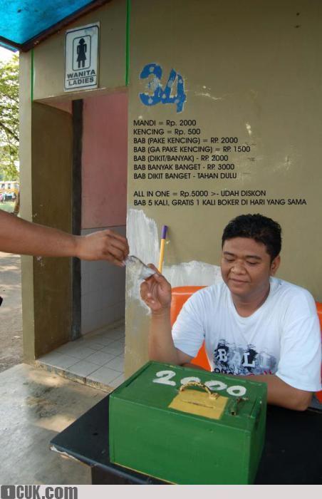 https://cdn.idntimes.com/content-images/community/2019/06/1049500-pengumuman-tarif-toilet-bikin-mikir-keras-5595d6801009443804cee5b23fa51acc.jpg