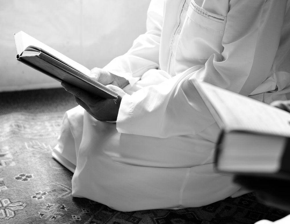 ilustrasi membaca Al Qur'an (freepik.com/rawpixel.com)