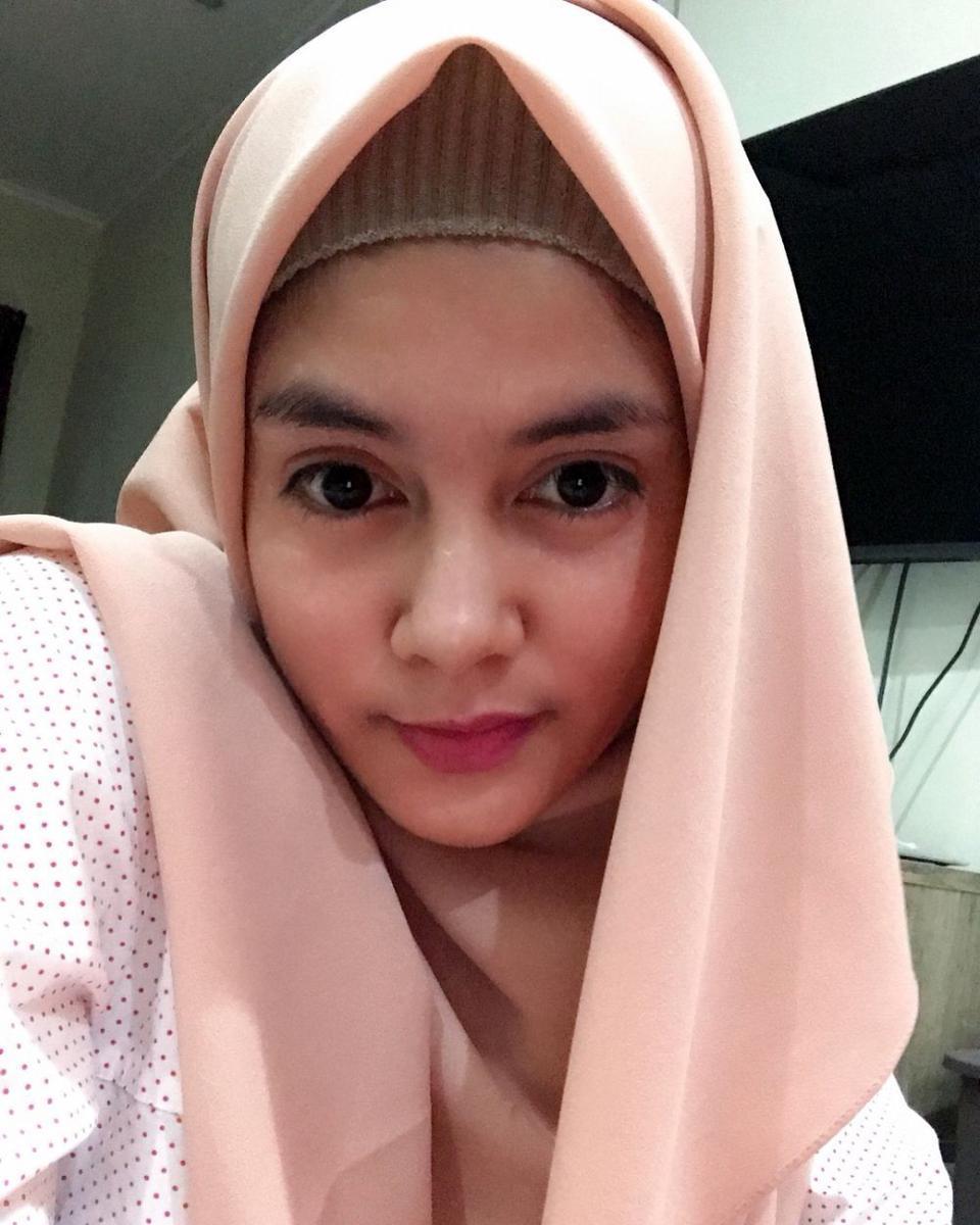 https://cdn.idntimes.com/content-images/post/20190118/1546867732-393-8-pesona-biby-alraen-istri-rifky-balweel-yang-mantap-berhijab-4ecded549ec4fbc9281e8c854b8023db.jpg
