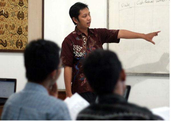 http://cdn.idntimes.com/content-images/post/old/1fa67-Wisuda12_soloposcom.jpg