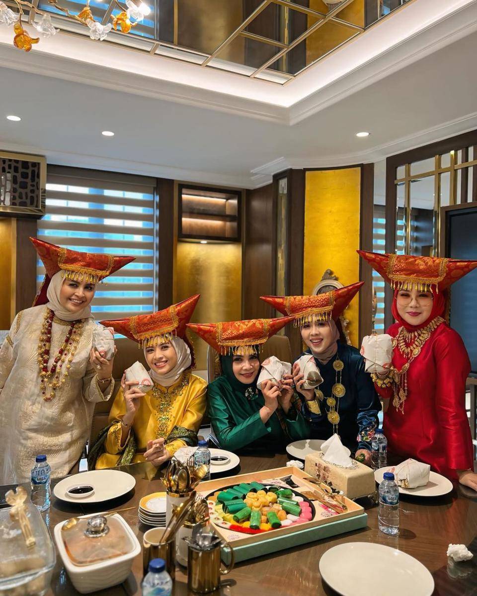 Rieta Amilia dan Geng Pakai Baju Adat Sumatera Barat (Instagram.com/rieta_amilia)