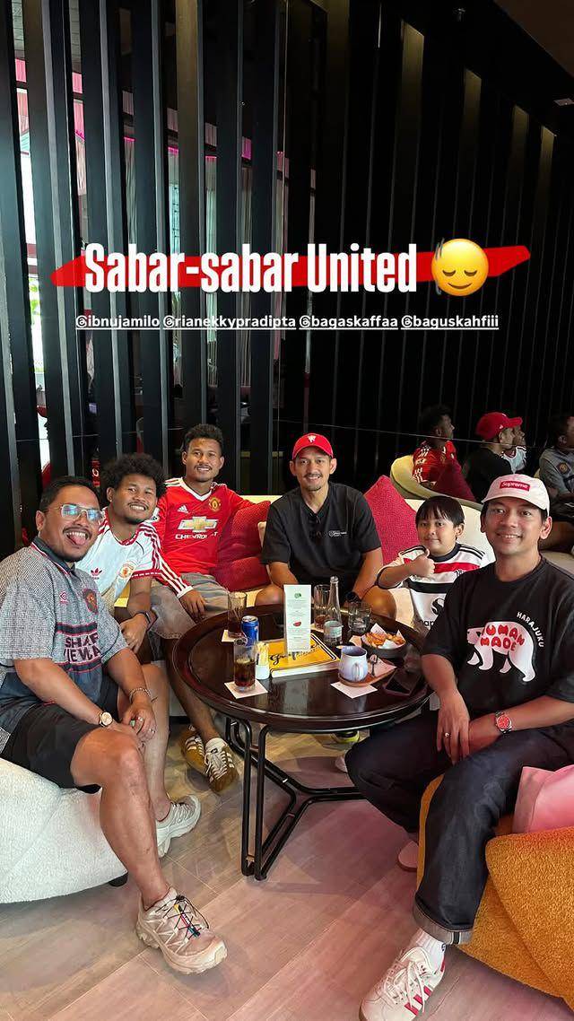 Ibnu Jamil nonton Manchester United di Malaysia (instagram.com/ibnujamilo)