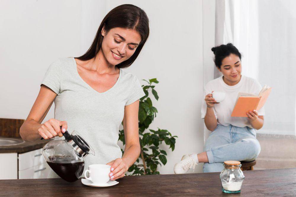 ilustrasi membuat minuman kopi (freepik.com/freepik)