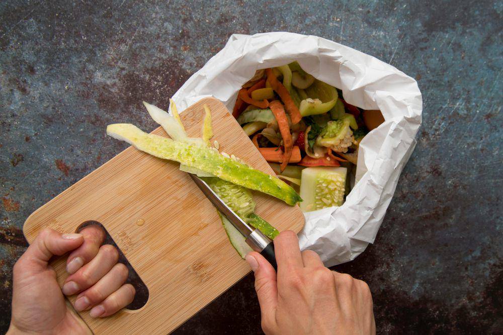 memotong sampah organik (freepik.com/freepik)