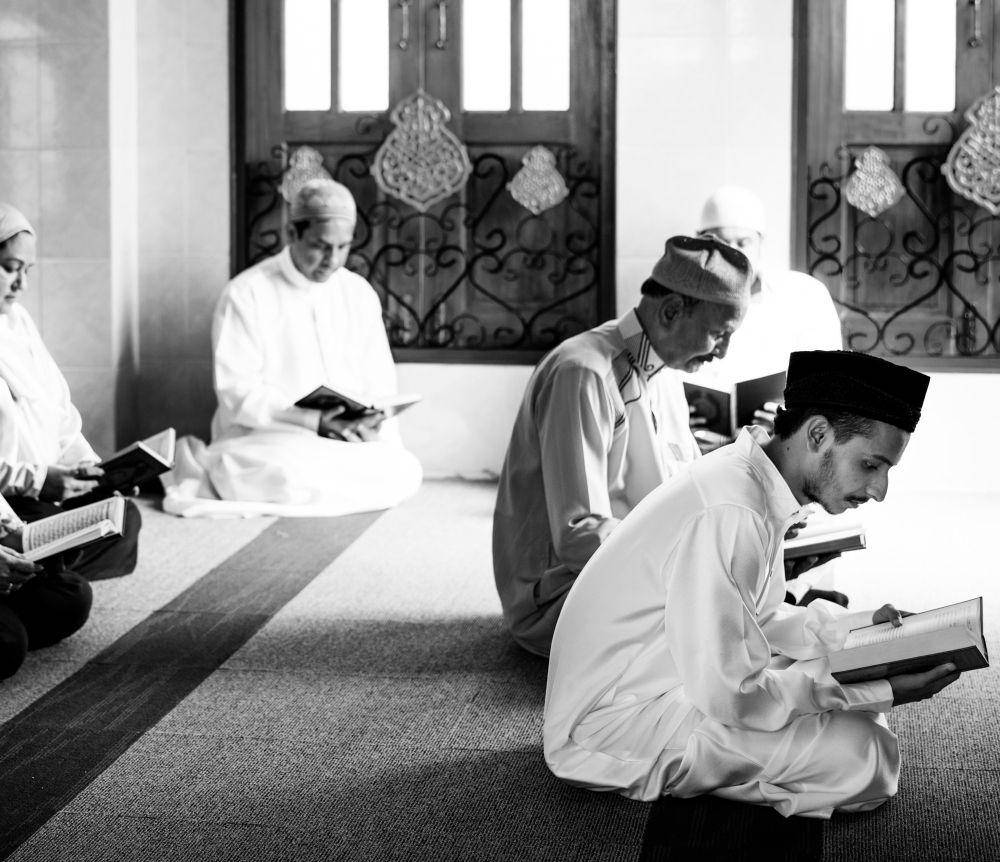ilustrasi membaca Al Qur'an (freepik.com/rawpixel.com)