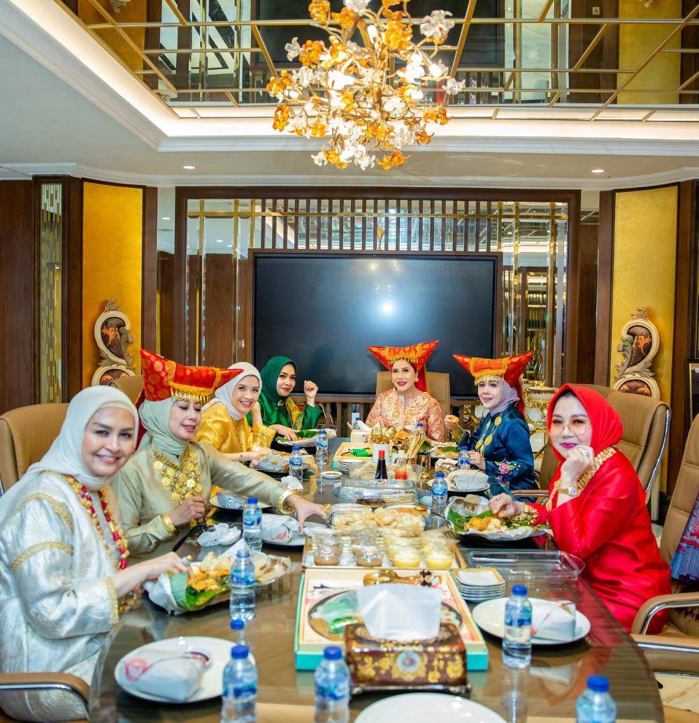 Rieta Amilia dan Geng Pakai Baju Adat Sumatera Barat (Instagram.com/rieta_amilia)