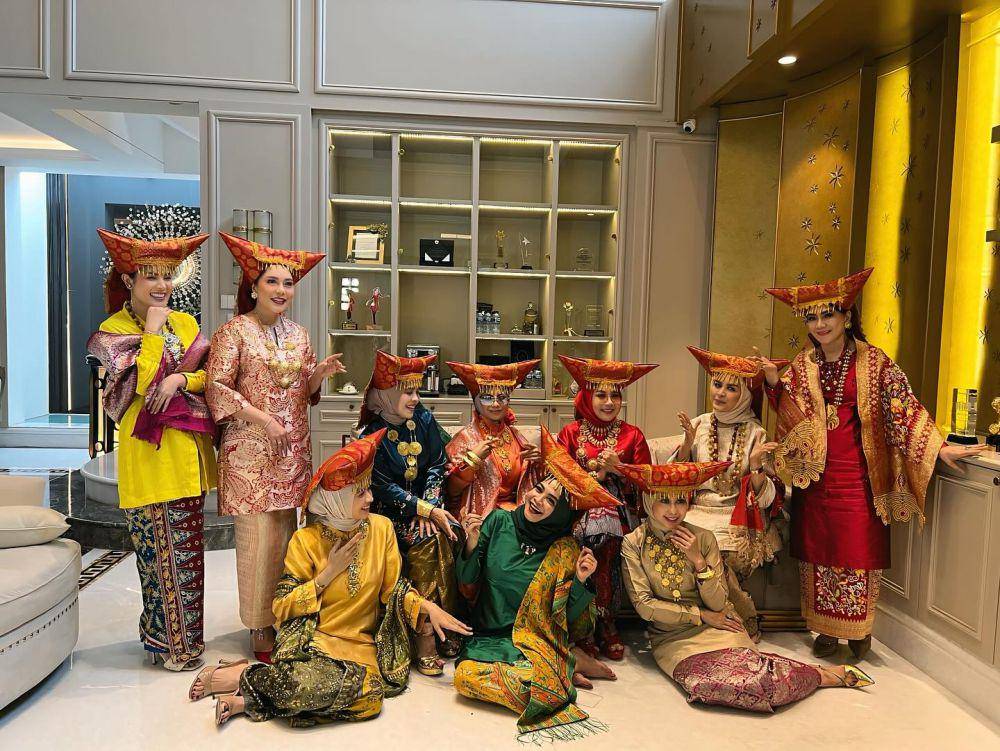 Rieta Amilia dan Geng Pakai Baju Adat Sumatera Barat (Instagram.com/rieta_amilia)