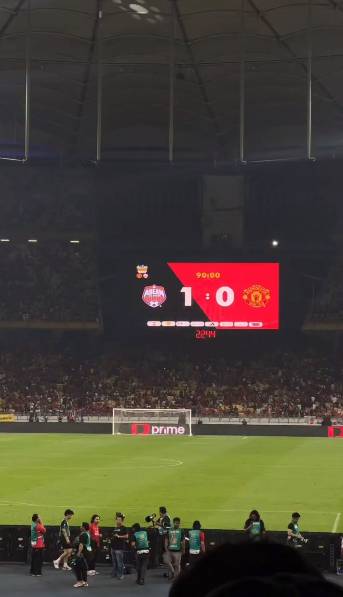 Ibnu Jamil nonton Manchester United di Malaysia (instagram.com/ibnujamilo)