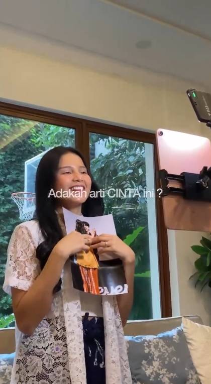 Yunita Siregar video call bareng Jin BTS (instagram.com/yunitasiregar)