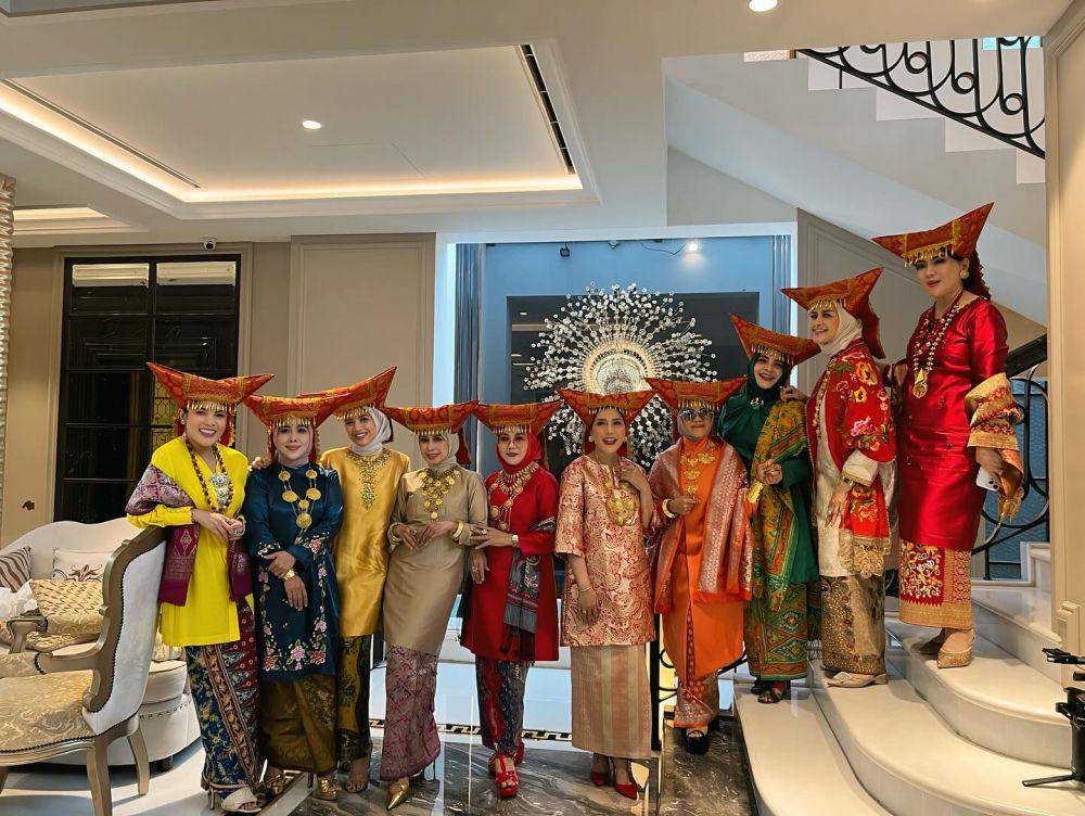 Rieta Amilia dan Geng Pakai Baju Adat Sumatera Barat (Instagram.com/rieta_amilia)